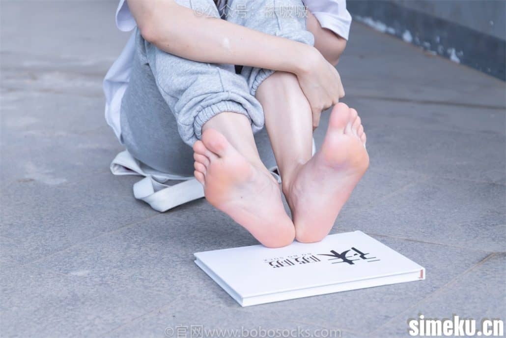 图片[1]-[粉嫩玉足]泡芙-运动鞋、白棉袜、裸足[132P+1V／3.64GB]-AX0012-次元集